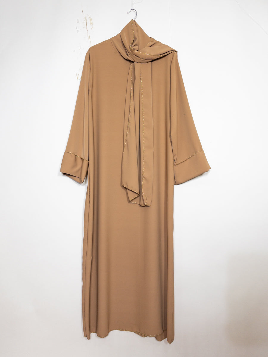 Abaya en soie de Médine pour femme ref:2377pk Robe Abaya en Soie de Médine avec Écharpe style raffiné et sa touche dorée