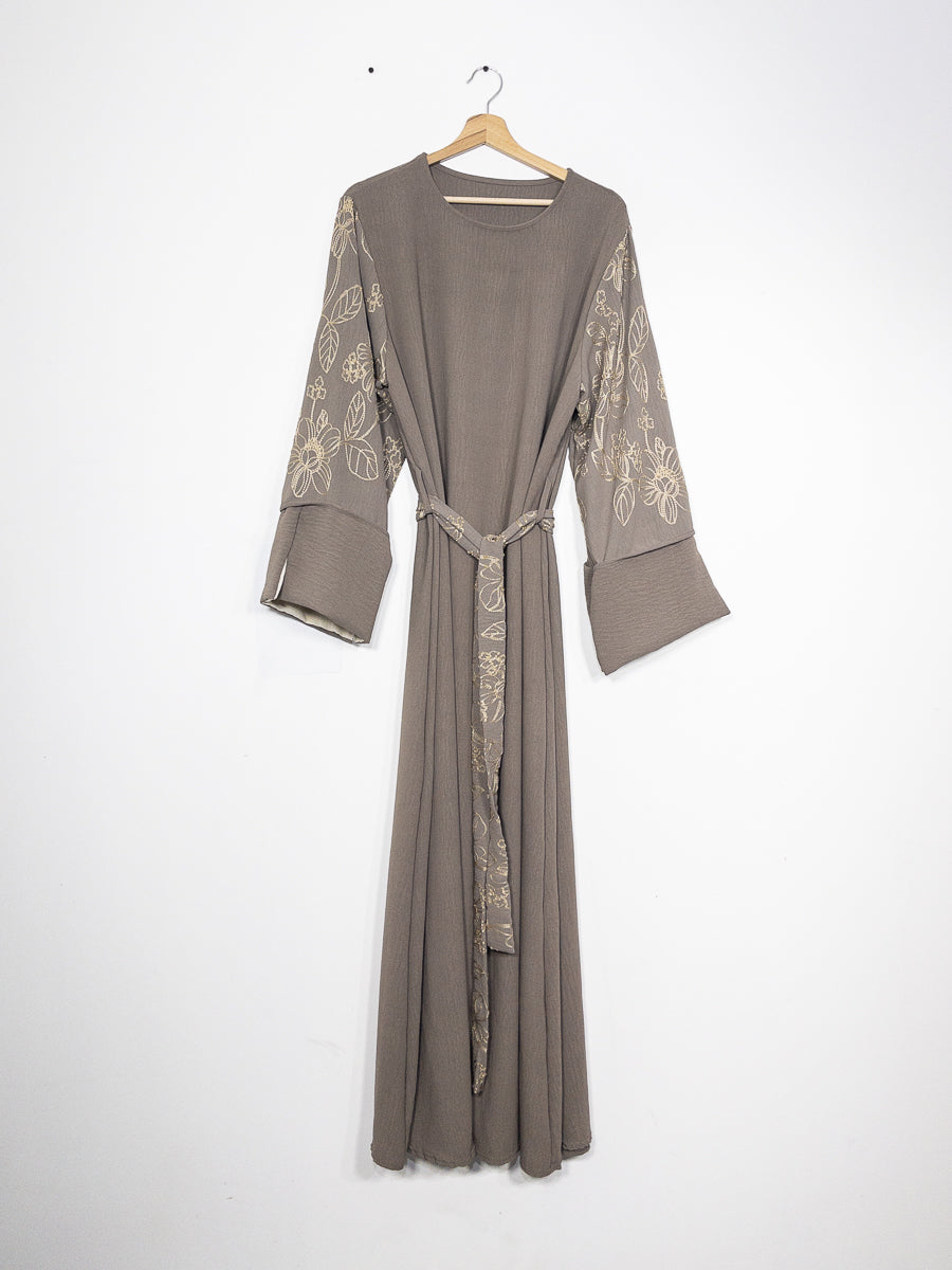 Robe abaya broderies florales ref:Ro2513jazz - Abaya avec broderies florales et ceinture assortie avec une coupe ouverte avec doublure