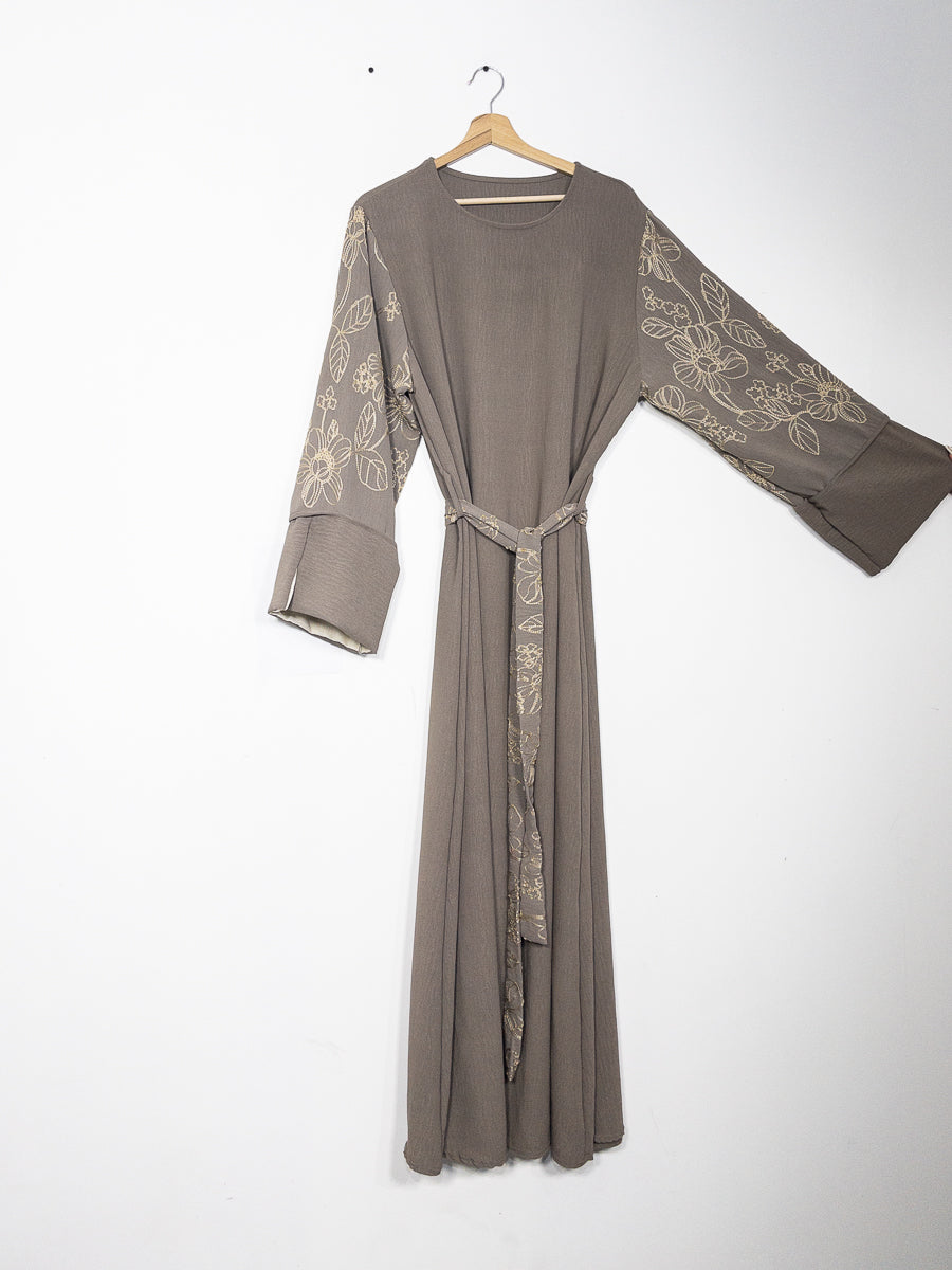 Robe abaya broderies florales ref:Ro2513jazz - Abaya avec broderies florales et ceinture assortie avec une coupe ouverte avec doublure