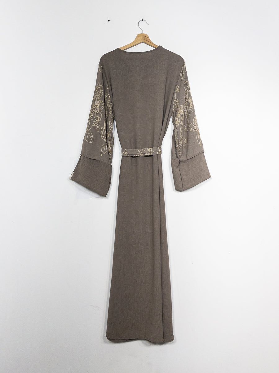 Robe abaya broderies florales ref:Ro2513jazz - Abaya avec broderies florales et ceinture assortie avec une coupe ouverte avec doublure