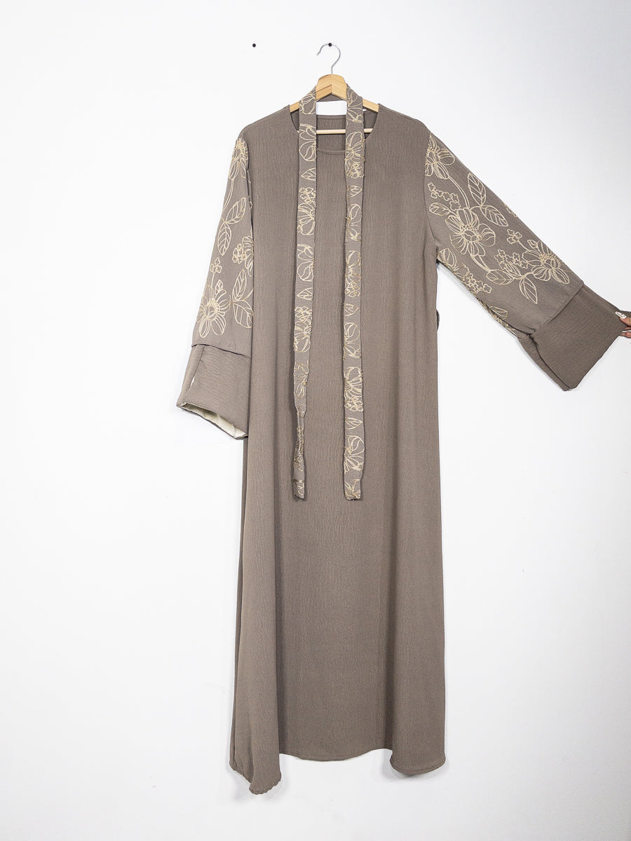 Robe abaya broderies florales ref:Ro2513jazz - Abaya avec broderies florales et ceinture assortie avec une coupe ouverte avec doublure