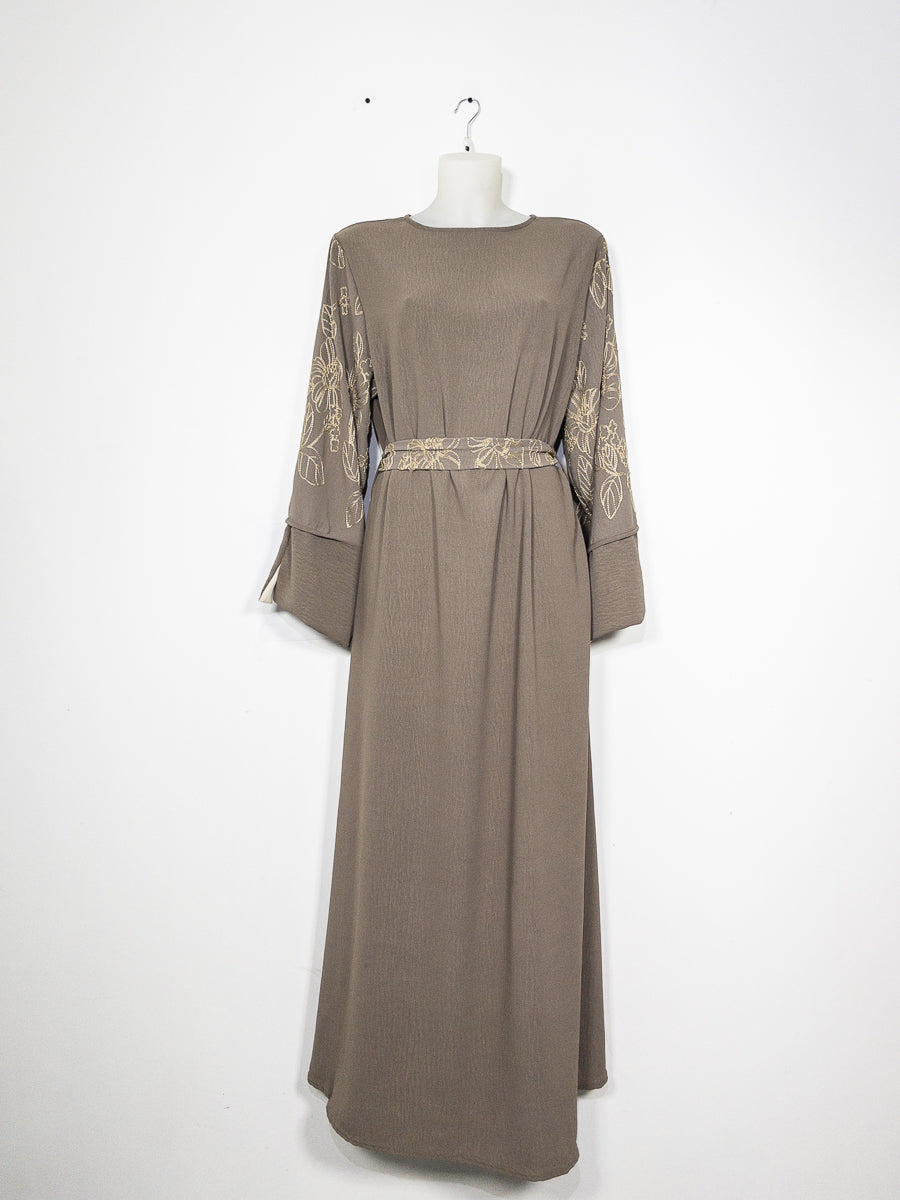 Robe abaya broderies florales ref:Ro2513jazz - Abaya avec broderies florales et ceinture assortie avec une coupe ouverte avec doublure