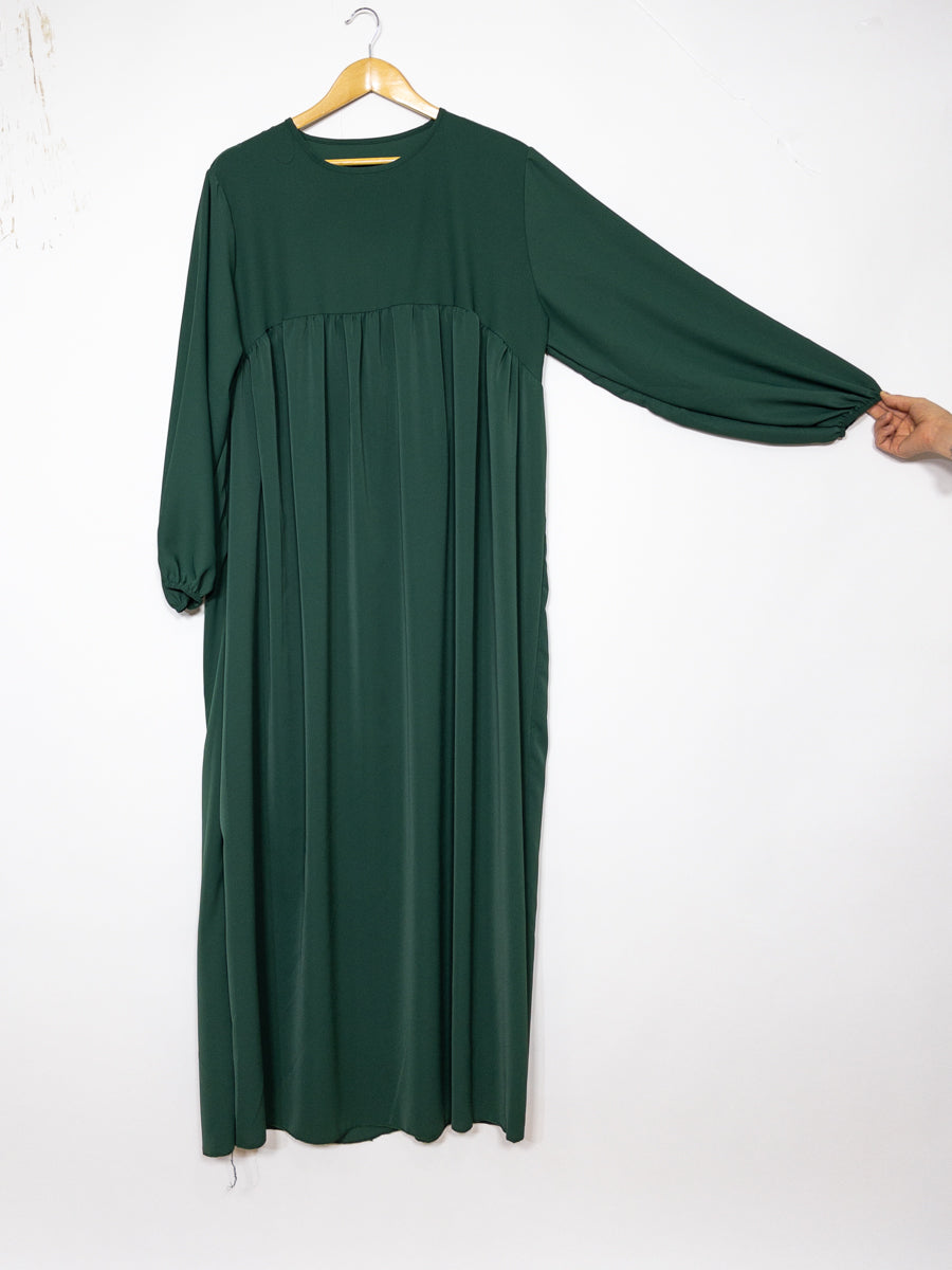 Abaya longue en soie de Médine ref: 2326 pk - Abaya longue avec volant en soie de Médine élégante et fluide