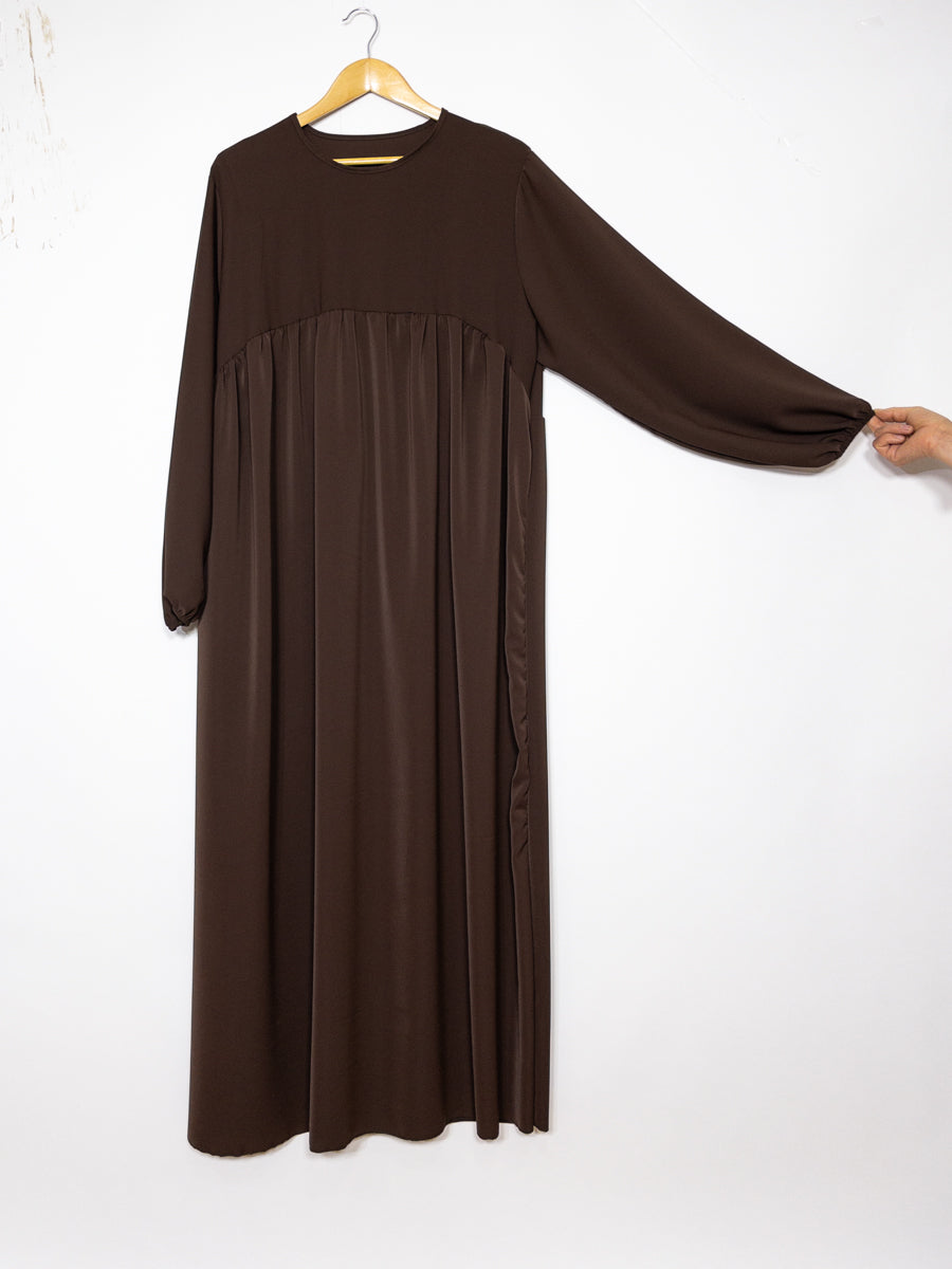 Abaya longue en soie de Médine ref: 2326 pk - Abaya longue avec volant en soie de Médine élégante et fluide