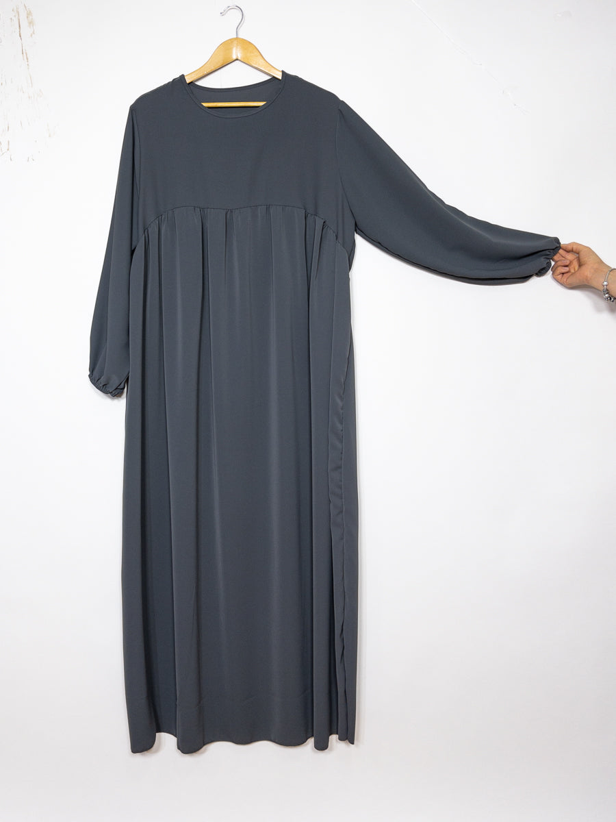 Abaya longue en soie de Médine ref: 2326 pk - Abaya longue avec volant en soie de Médine élégante et fluide