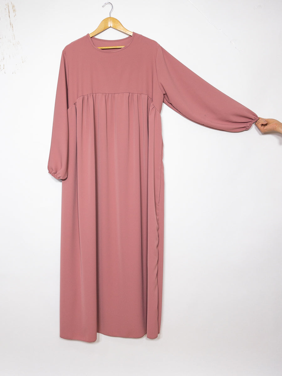 Abaya longue en soie de Médine ref: 2326 pk - Abaya longue avec volant en soie de Médine élégante et fluide