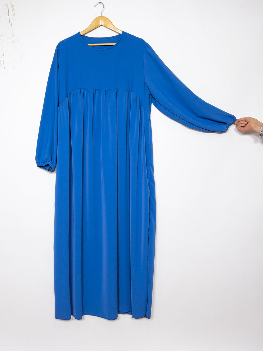 Abaya longue en soie de Médine ref: 2326 pk - Abaya longue avec volant en soie de Médine élégante et fluide