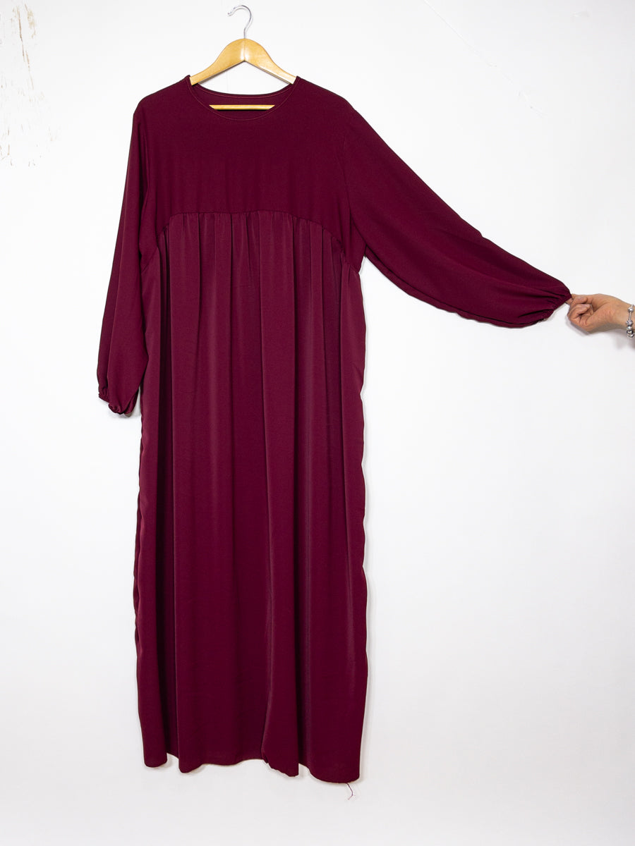 Abaya longue en soie de Médine ref: 2326 pk - Abaya longue avec volant en soie de Médine élégante et fluide