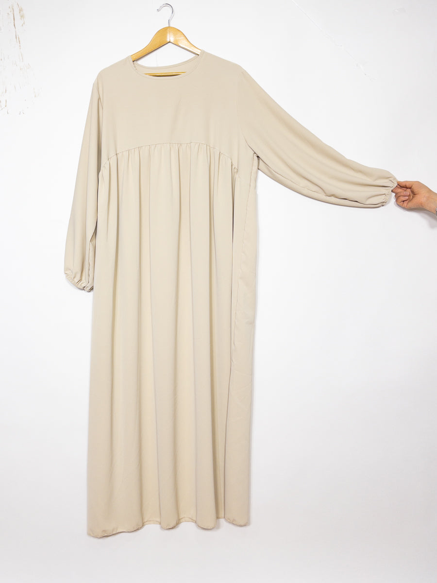 Abaya longue en soie de Médine ref: 2326 pk - Abaya longue avec volant en soie de Médine élégante et fluide