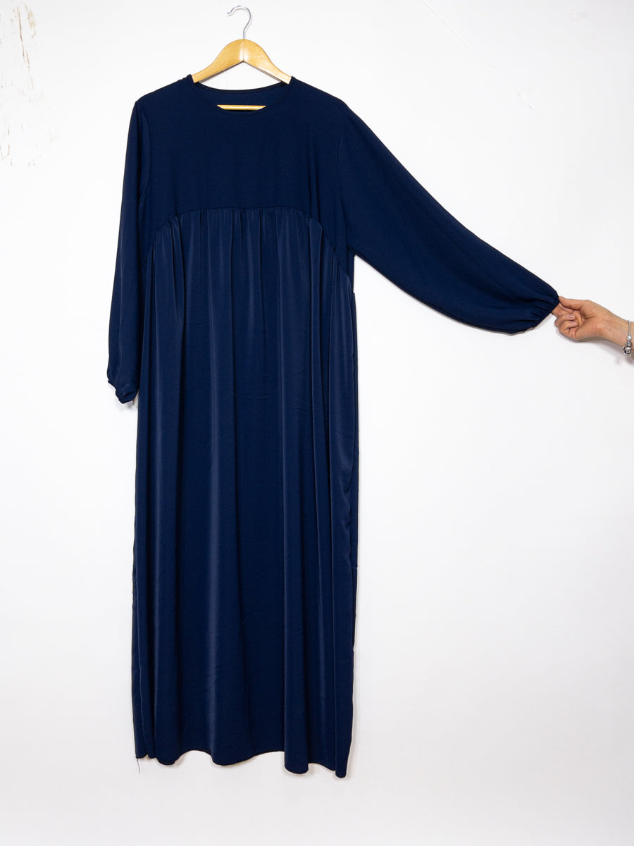 Abaya longue en soie de Médine ref: 2326 pk - Abaya longue avec volant en soie de Médine élégante et fluide