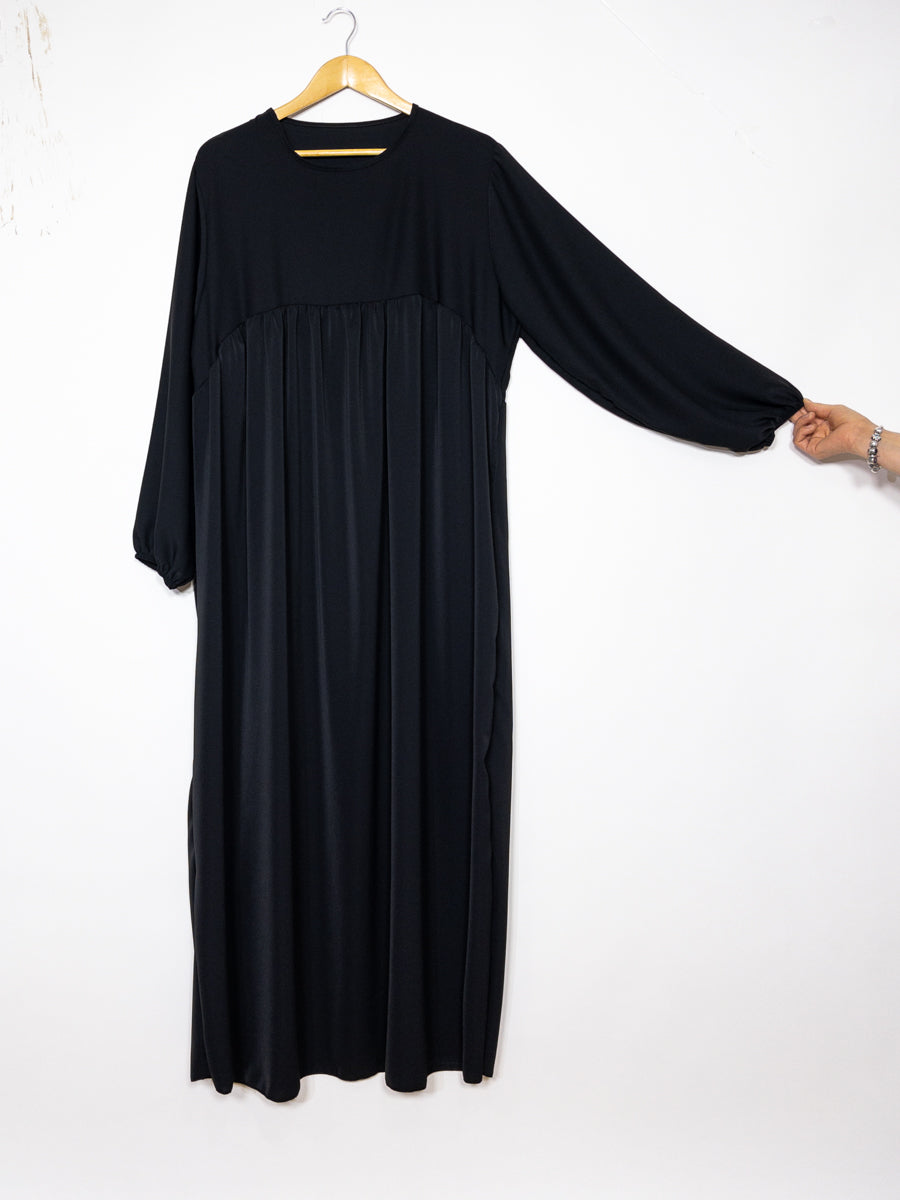 Abaya longue en soie de Médine ref: 2326 pk - Abaya longue avec volant en soie de Médine élégante et fluide