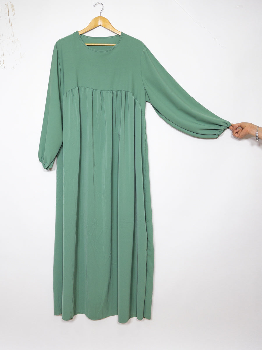Abaya longue en soie de Médine ref: 2326 pk - Abaya longue avec volant en soie de Médine élégante et fluide