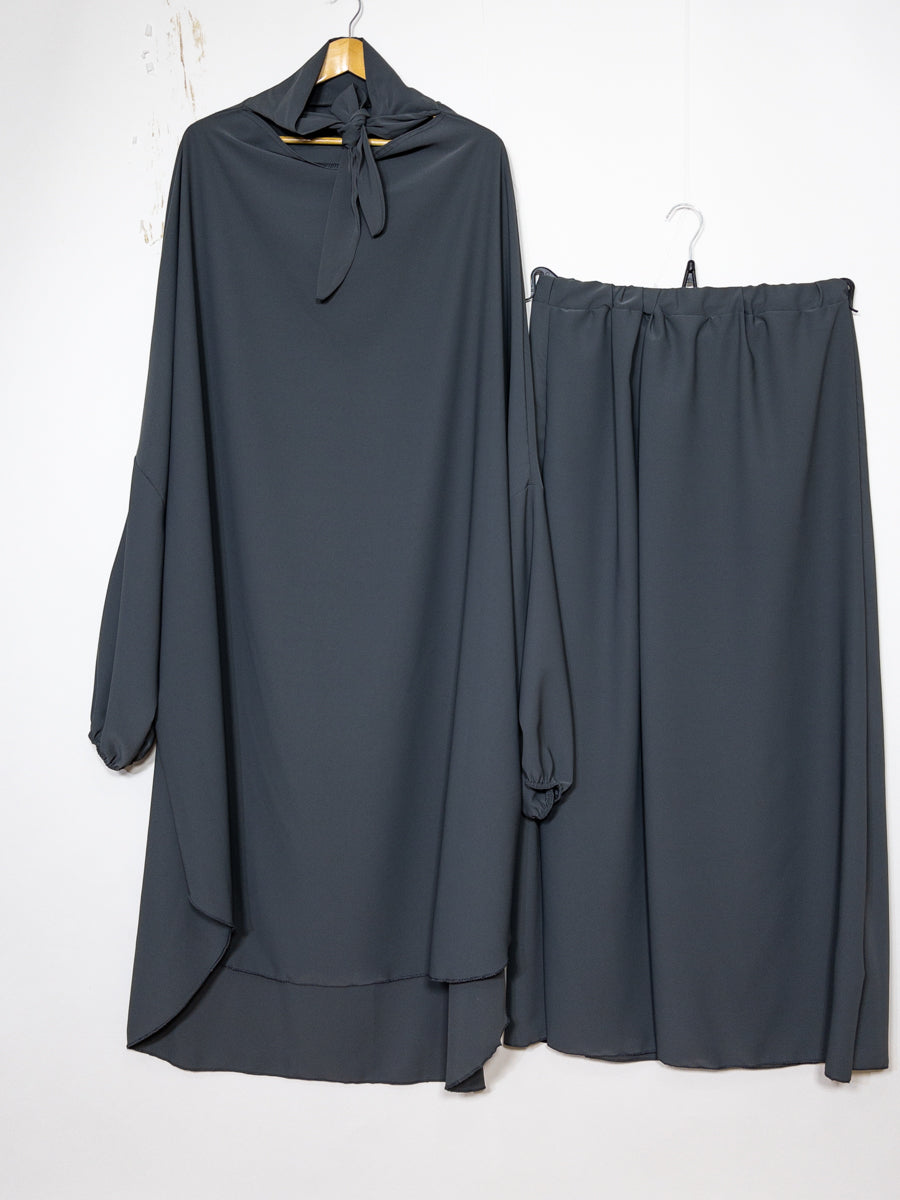 Jilbeb ensemble deux pièces en soie de Médine REF: En2310pk - Ce joli ensemble comprend un jilbeb et une jupe fluide et élégant