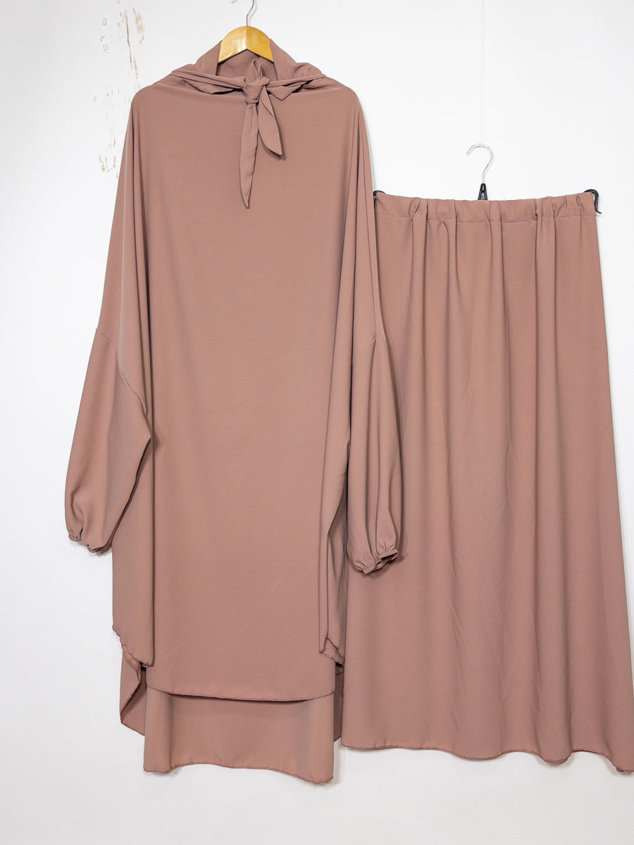 Jilbeb ensemble deux pièces en soie de Médine REF: En2310pk - Ce joli ensemble comprend un jilbeb et une jupe fluide et élégant