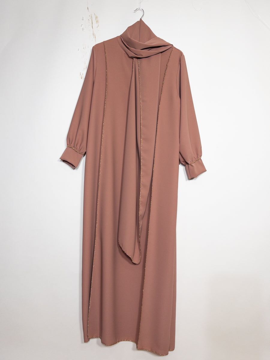 Abaya longue femme REF: Ro2369pk Robe Abaya en Soie de Médine avec Écharpe style raffiné et sa touche dorée