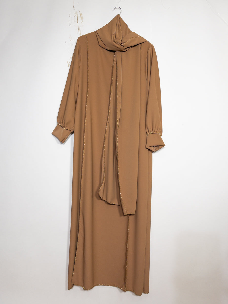 Abaya longue femme REF: Ro2369pk Robe Abaya en Soie de Médine avec Écharpe style raffiné et sa touche dorée