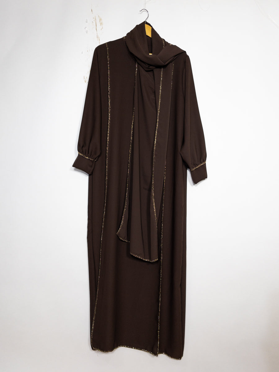Abaya longue femme REF: Ro2369pk Robe Abaya en Soie de Médine avec Écharpe style raffiné et sa touche dorée
