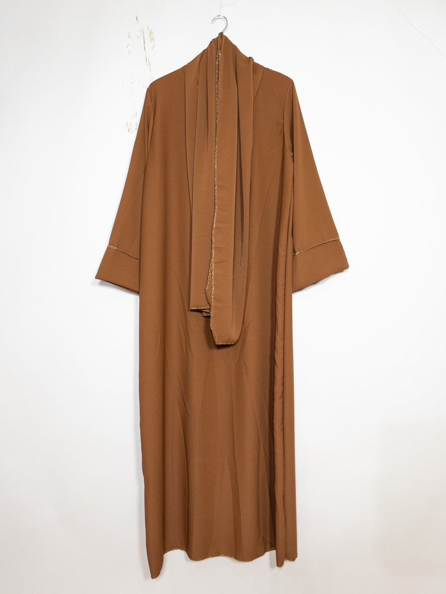 Abaya en soie de Médine pour femme ref:2377pk Robe Abaya en Soie de Médine avec Écharpe style raffiné et sa touche dorée