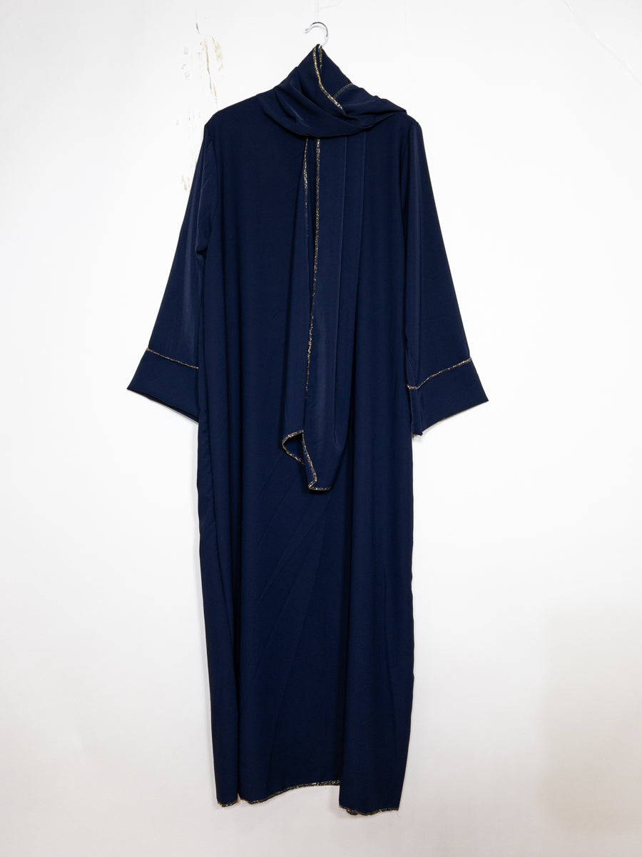Abaya en soie de Médine pour femme ref:2377pk Robe Abaya en Soie de Médine avec Écharpe style raffiné et sa touche dorée