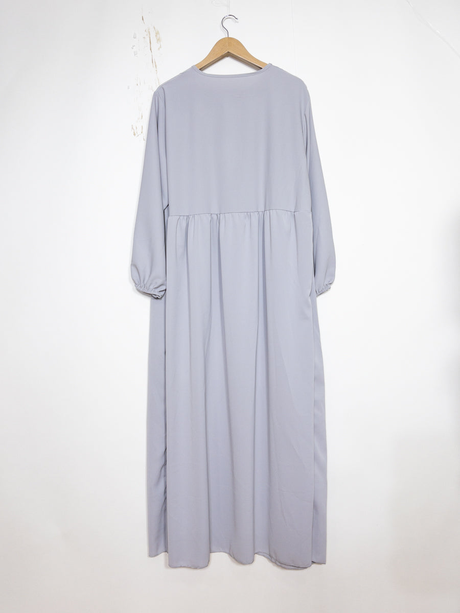 Abaya longue en soie de Médine ref: 2326 pk - Abaya longue avec volant en soie de Médine élégante et fluide