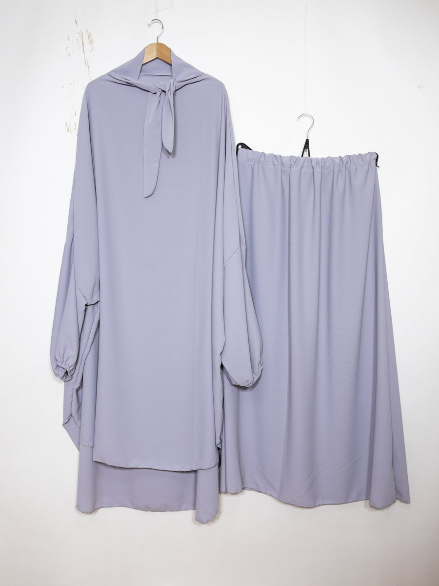Jilbeb ensemble deux pièces en soie de Médine REF: En2310pk - Ce joli ensemble comprend un jilbeb et une jupe fluide et élégant
