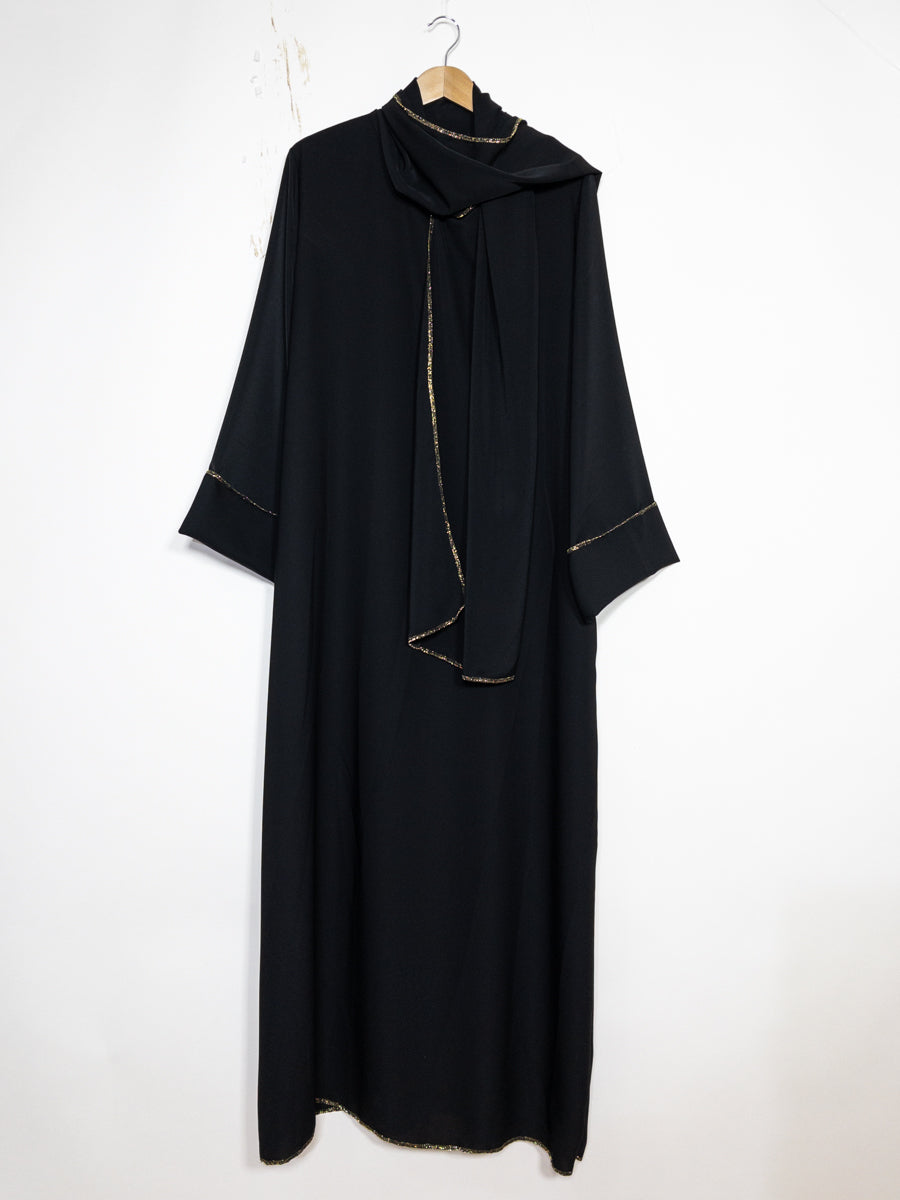 Abaya en soie de Médine pour femme ref:2377pk Robe Abaya en Soie de Médine avec Écharpe style raffiné et sa touche dorée