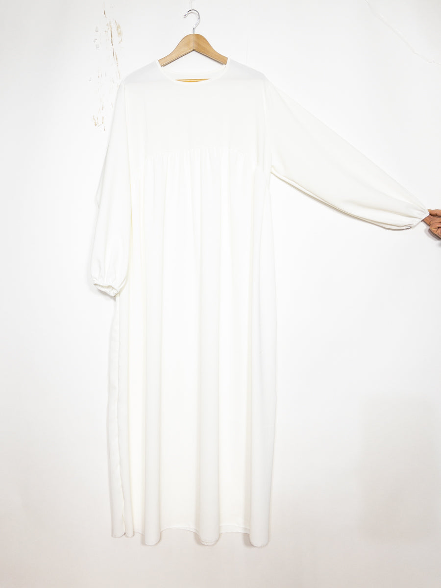 Abaya longue en soie de Médine ref: 2326 pk - Abaya longue avec volant en soie de Médine élégante et fluide