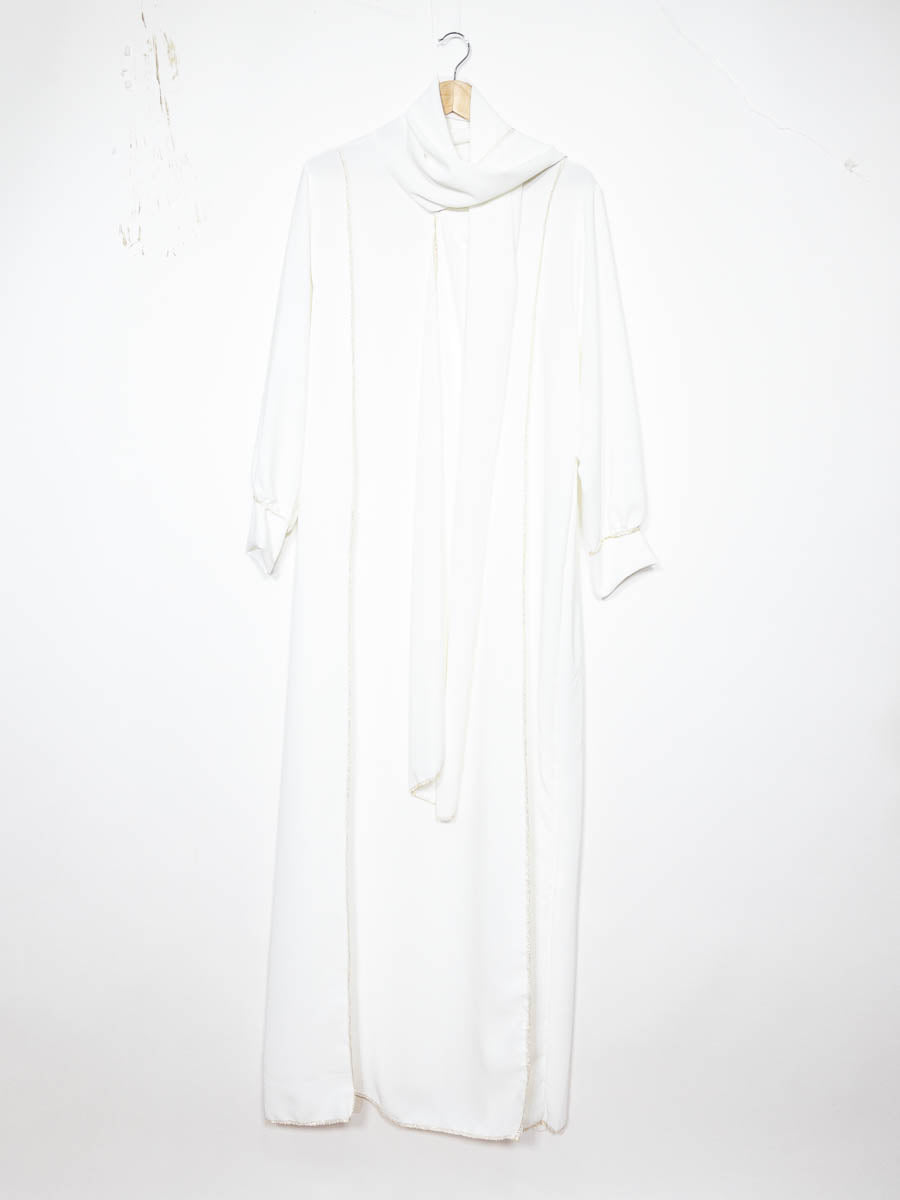 Abaya longue femme REF: Ro2369pk Robe Abaya en Soie de Médine avec Écharpe style raffiné et sa touche dorée